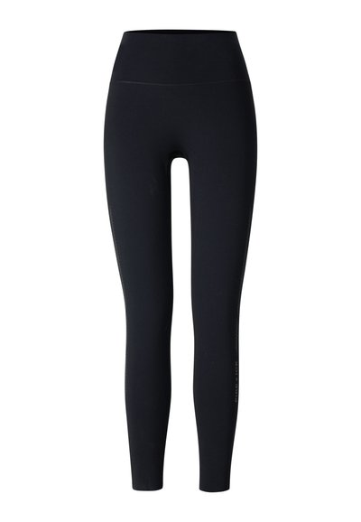 Schwarze, hoch taillierte Leggings in voller Länge mit schmaler Passform und dezenten seitlichen Details auf weißem Hintergrund.