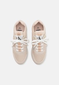 Calvin Klein Jeans RUNNER - Tenisky - eggshell/whisper pink
