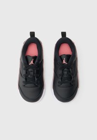 Μαύρα αθλητικά παπούτσια με υφασμένο ανώτερο μέρος από δέρμα, ροζ λεπτομέ ρειες, μαύρα κορδόνια και λευκή σόλα. Διαθέτουν πίσω θηλιά για προσανατολισμό και διάτρητες περιοχές.