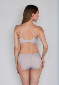 Hellgraues Dessous-Set bestehend aus einem gemusterten BH und passenden Pantys. Weicher Stoff mit verstellbaren Trägern und einem Hakenverschluss auf der Rückseite.