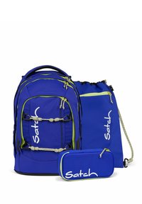 Dreiteiliges blaues Rucksackset mit grünen Akzenten, bestehend aus einem Hauptrucksack, einem Beutel mit Kordelzug und einem Federmäppchen. Hergestellt aus robustem Stoff.