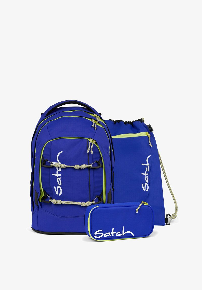 Dreiteiliges blaues Rucksackset mit grünen Akzenten, bestehend aus einem Hauptrucksack, einem Beutel mit Kordelzug und einem Federmäppchen. Hergestellt aus robustem Stoff.