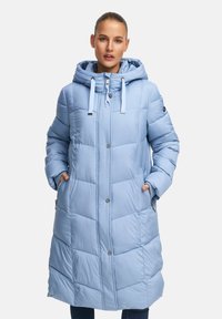 Lichtblauwe gevoerde jas met een capuchon, voorzien van een knopensluiting aan de voorkant, zijzakken en een gestikte patroondesign. Soepele textuur en een comfortabele pasvorm.