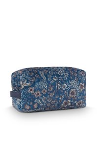 Florales Kosmetiktäschchen aus gestepptem blauen Stoff mit weißen und lila Blumen. Rechteckige Form mit einem seitlichen Griff für einfaches Tragen.