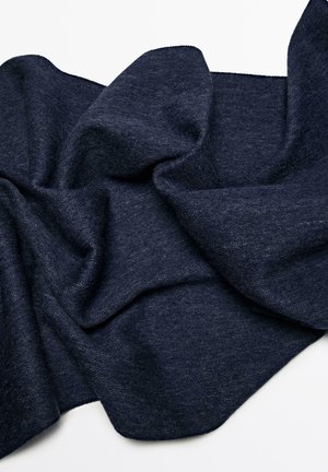 Tessuto di lana di un blu navy scuro, leggermente sgualcito, che mostra una fine trama con sottili variazioni di ombreggiatura. I bordi sono delicatamente orlati.