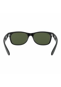 Occhiali da sole in plastica nera con montatura rettangolare, lenti verde scuro, finitura liscia e asticelle diritte. Nessun marchio visibile.