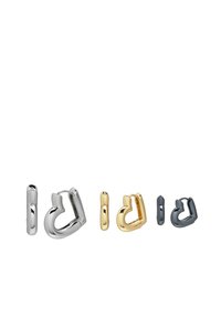 Ensemble de boucles d'oreilles en métal en finition argent, or et gunmetal, présentant un design courbé en forme de cœur et une texture lisse.