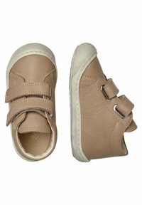 Braune Lederschuhe mit zwei verstellbaren Klettverschlüssen, runder Zehenform, weißen Gummisohlen und glatter Textur.