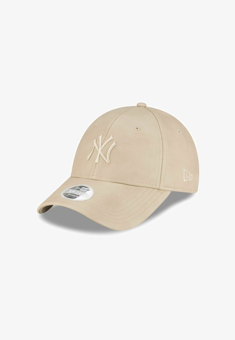 Cappellino da baseball beige con visiera curva, logo NY in rilievo ricamato sulla parte anteriore sinistra e logo New Era ricamato sul fianco.