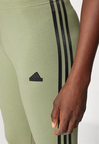 adidas Sportswear FUTURE ICONS THREE STRIPES LEGGING - Punčochy - tent green