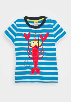 Camiseta para niño pequeño con rayas azules y blancas, con un estampado de una langosta roja que lleva una máscara de esnórquel amarilla y un tubo de esnórquel negro en el frente.
