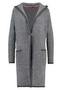 Cardigan gris con patrón de espiga y capucha, que cuenta con dos bolsillos frontales y una abertura delantera, hecho de una tela texturizada.