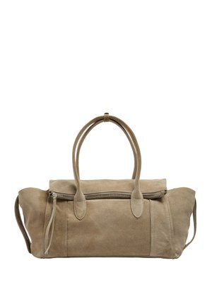 Beżowa torba podróżna z zamszu z podwójnymi uchwytami, zamkiem błyskawicznym i bocznymi paskami do noszenia, na białym tle.