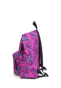 Mochila rosa con un patrón de hojas tropicales en turquesa y negro. Incluye correas ajustables y un bolsillo lateral con cierre de cuerda.