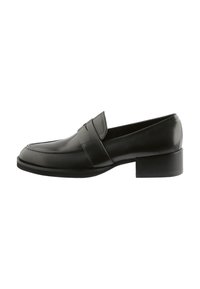 Sorte læder loafers med lav blokhælk, rund tå og dekorativ strop tværs over vampen, vist i sideprofil på hvid baggrund.