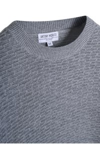 Maglione grigio lavorato a maglia in lana merino, con colletto a girocollo, polsini a costine e superficie a motivo testurizzato. L'etichetta riporta "ANTONY MORATO."