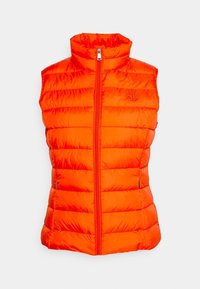 Vadderad orange väst med hög krage, framdragkedja, horisontellt quiltat mönster och sidofickor. Har en broderad logotyp på bröstet.