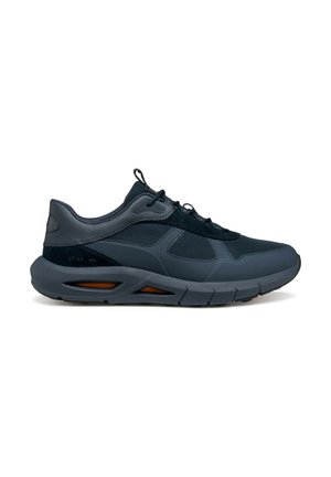 Zapatillas para hombre en azul oscuro que presentan una mezcla de materiales lisos y texturizados, forma redondeada, suela acolchada y acentos en naranja contrastante.