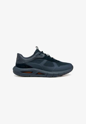 Sneaker da uomo in blu scuro con un mix di materiali lisci e texture, forma rotonda, suola ammortizzata e accenti arancioni a contrasto.