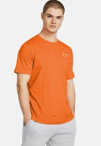 Under Armour LEFT CHEST LOGO - Triko s potiskem - atomic