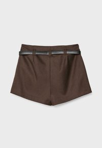 Pantaloni corti sartoriali marroni a vita alta con passanti per cintura e una cintura nera sottile, mostrati piatti su uno sfondo bianco.