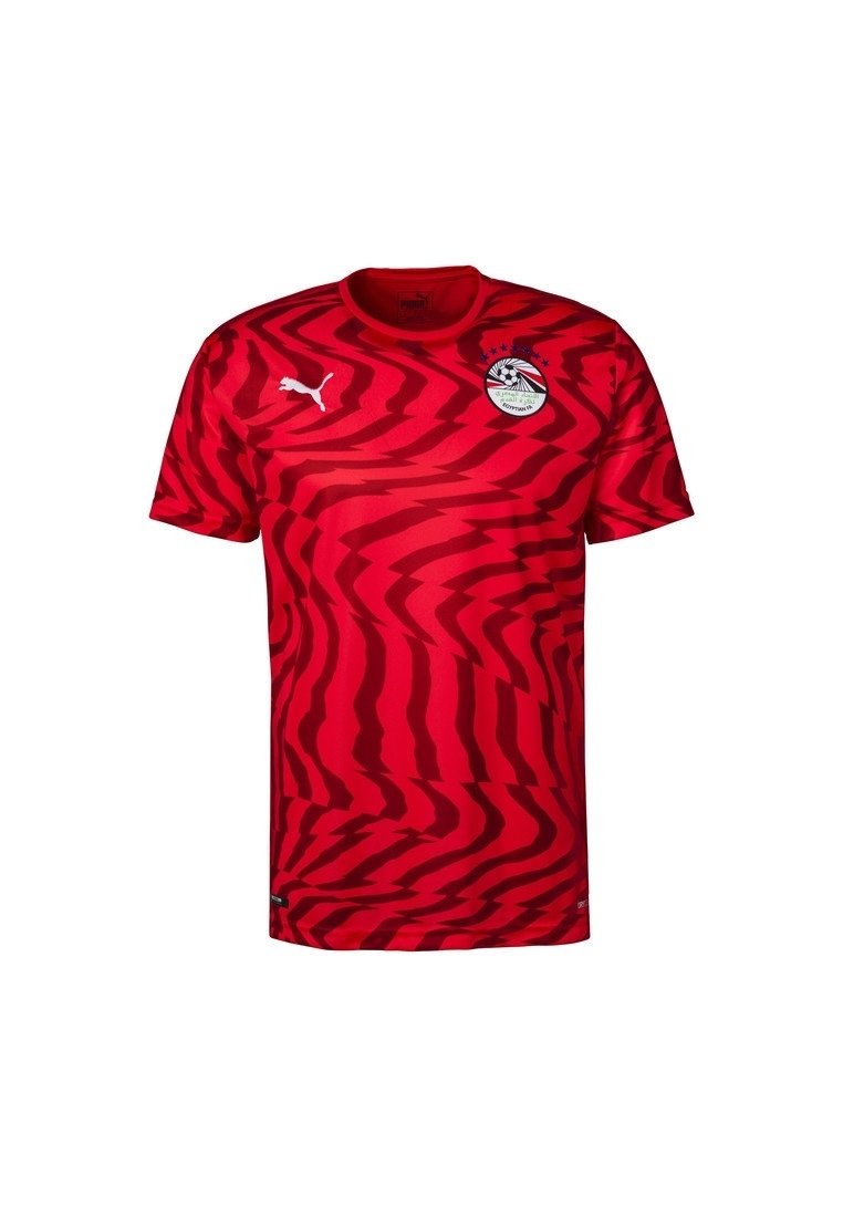 Röd Puma sporttröja med mörkröda abstrakta zigzag-mönster, Egyptens nationella fotbollsförbunds logotyp på bröstet och Puma-logotypen på högra sidan.