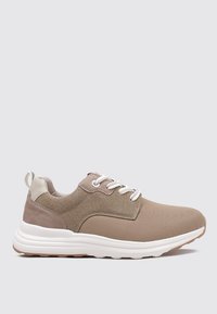 Scarpe sportive di colore marrone chiaro con tomaia in rete, dettagli in suede, lacci bianchi e suola in gomma ammortizzata con un motivo testurizzato.