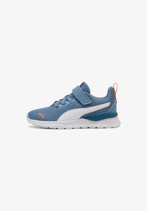 Blaue Sportschuhe mit einem Obermaterial aus Mesh, weißen Akzenten, verstellbarem Riemen und Gummisohle. Verfügt über eine Zuglasche und eine strukturierte Rückwand.