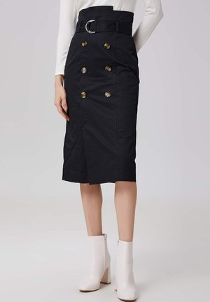 Jupe crayon noire taille haute avec un détail de boutons dorés à double boutonnage et une taille ceinturée. Présente une fente sur le côté et une texture de tissu lisse.