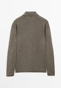 Brun stickad tröja med krage, lång ärm och rak avslutning. Mjuk textur med ett subtilt mönster och minimal detaljering.