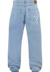 Lyseblå denimjeans med en avslappet passform, med baklommer, slitt detaljer på høyre lomme, og en uf finished søm.