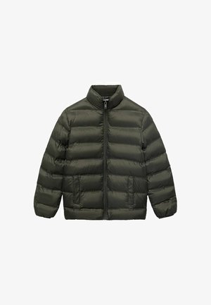 Dunkelgrüne Pufferjacke mit Stehkragen, Reißverschluss, horizontaler Steppung und seitlichen Taschen. Glattes, leichtes Material.