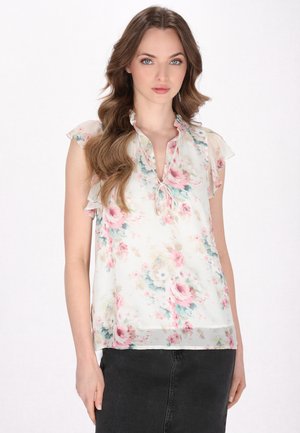 Blusa floreale in tessuto leggero, caratterizzata da maniche arricciate, scollo a V e un dettaglio con fiocco, con motivi floreali rosa e blu su uno sfondo chiaro.