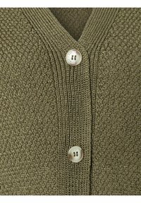 Olivgrüner Cardigan mit einem strukturierten Strickdesign und V-Ausschnitt. Zwei große Knöpfe in heller Farbe schließen die Vorderseite.