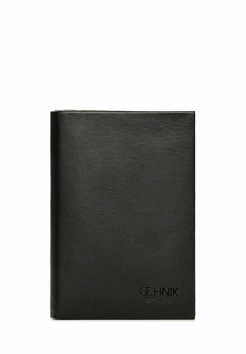Czarna skórzana teczka o gładkiej fakturze, kwadratowym kształcie, z wytłoczonym logo na dole i minimalistycznym designie. Brak widocznych zapięć lub ozdób.