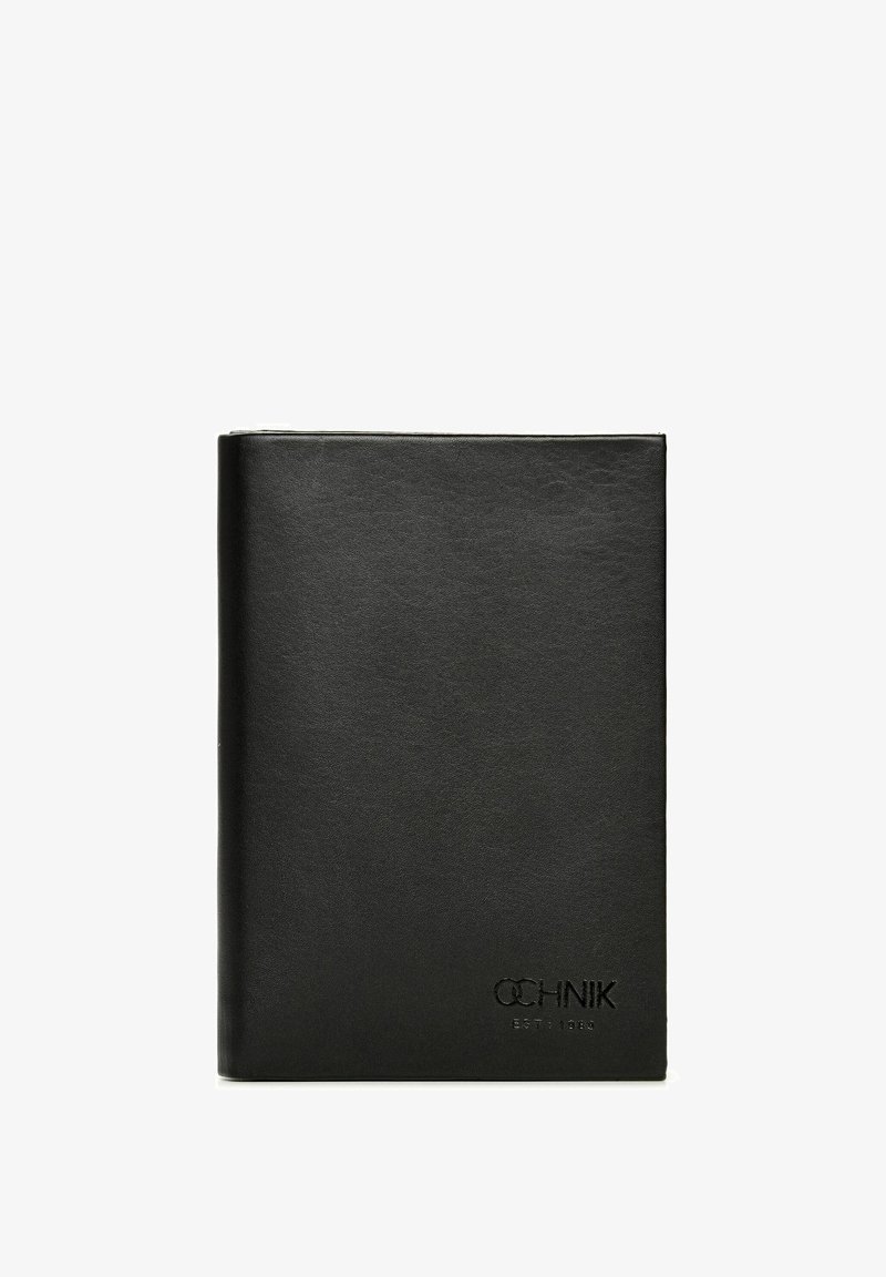 Czarna skórzana teczka o gładkiej fakturze, kwadratowym kształcie, z wytłoczonym logo na dole i minimalistycznym designie. Brak widocznych zapięć lub ozdób.