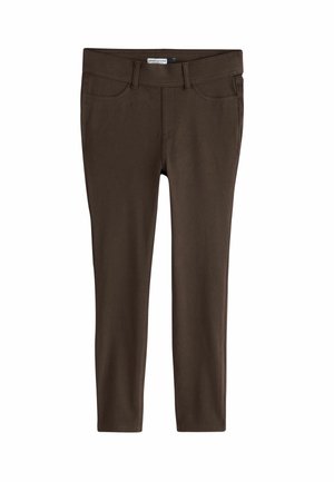 Leggings marroni slim fit in jersey con tasche anteriori e passanti per cintura, mostrati su sfondo bianco.