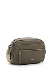 Sac bandoulière en cuir marron avec une surface texturée, dotée d'une poche zippée à l'avant et d'accents en matériel doré. Design compact et rectangulaire.