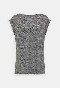 Černo-bílý top s krátkým rukávem s květinovým vzorem. Hladká textilie, mírně přiléhavý střih s kulatým výstřihem a bez viditelného kování.