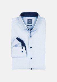 Slim-Fit-Hemd in Hellblau mit schmalen Streifen. Die umgeschlagenen Manschetten zeigen ein dunkelblaues, gemustertes Futter. Verfügt über dunkelblaue Knöpfe und einen dunkelblauen Kragen.