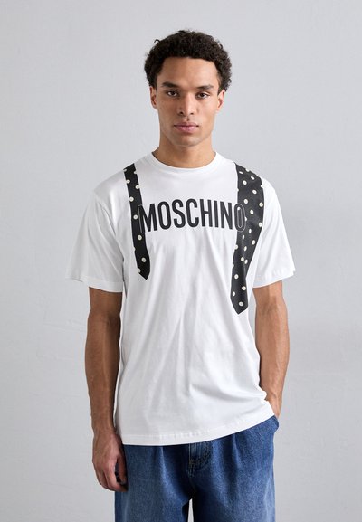 Tricou alb din bumbac, cu text negru "MOSCHINO" și un design cu buline care imită bretelele pe partea din față. Mâneci scurte și guler rotund.