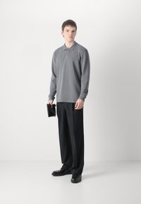BOSS Ilgarankovis viršutinės dalies drabužis - dark grey
