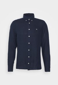 Granatowa koszula z długim rękawem, zapinana na guziki, z kołnierzykiem button-down i małym białym logo skrzyżowanych wioseł po lewej stronie klatki piersiowej.