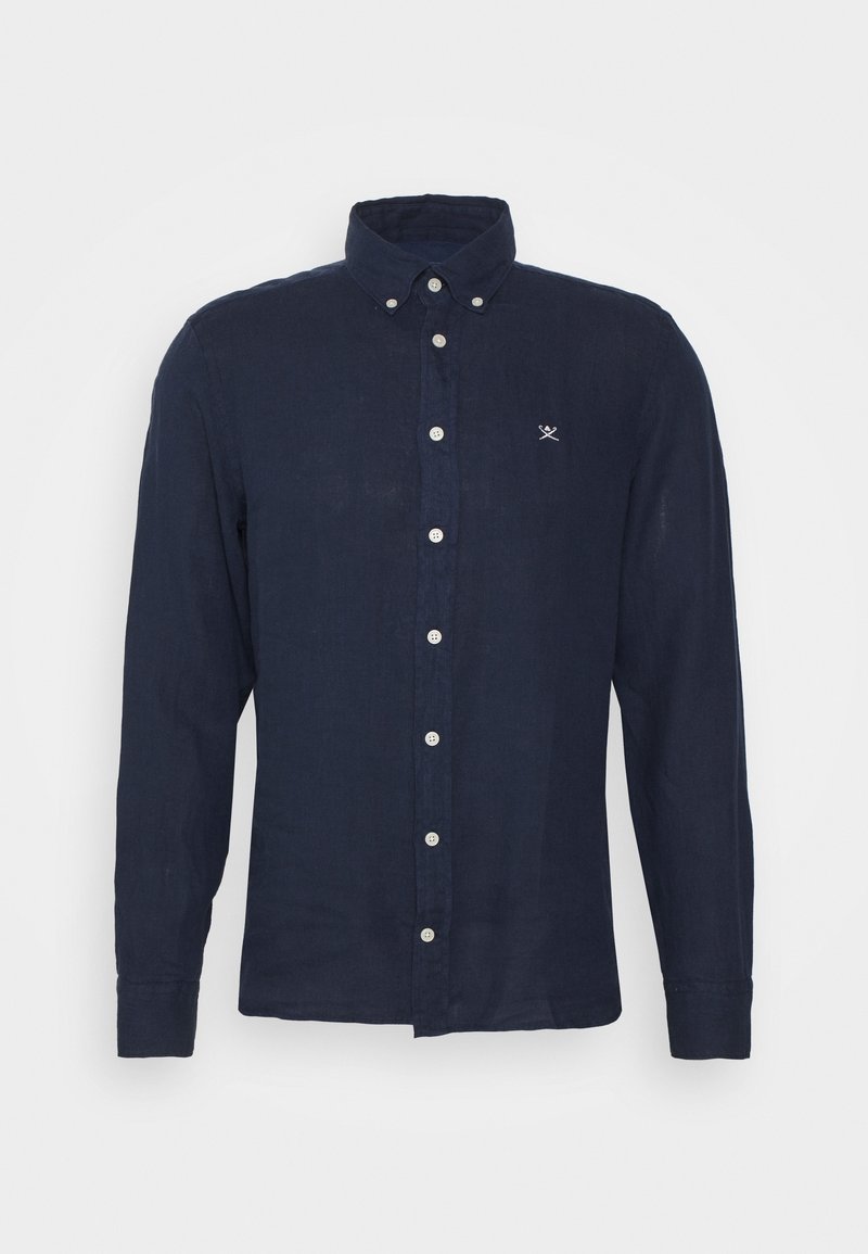 Granatowa koszula z długim rękawem, zapinana na guziki, z kołnierzykiem button-down i małym białym logo skrzyżowanych wioseł po lewej stronie klatki piersiowej.