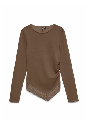 Pruun pika varrukaga topp ümar kaelusega, külgedel pundunud ja asümmeetrilise äärega, kaunistatud pitsilõhikuga.