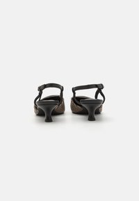 Sandales à talons noires avec une sangle et une boucle réglable, présentant un dessus texturé en motifs tissés de marron et doré.