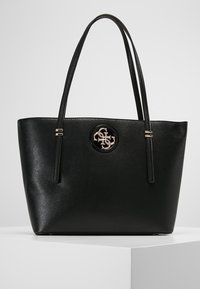 Czarna syntetyczna torba na ramię z błyszczącym logo na środku, podwójnymi ramiączkami i gładką teksturą. Smukły i zorganizowany design.