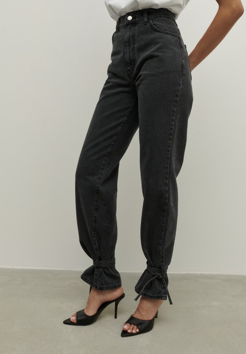 LA MANIA ETZI Jeansy Straight Leg/czarny Zalando.pl