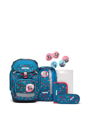 Blaues und rotes Rucksack-Set mit Polka-Dots und vorderen Aufnähern von Reitern zu Pferd, bestehend aus großer und kleiner Tasche, Federmäppchen und Reißverschlusstasche.