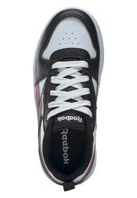 Baskets noir et blanc avec des accents rouges. Tige supérieure en synthétique lisse, bout rond, six lacets blancs, et languette rembourrée. Logo "Reebok" sur la languette.